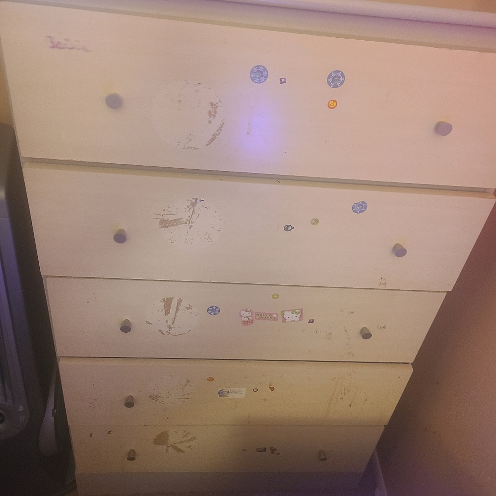 Girls 3 piece dresser set (w/night stand)